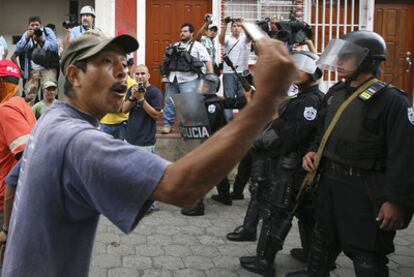 La policía antidisturbios custodia el Ayuntamiento de Boaco tras expulsar al alcalde el pasado 30 de junio.