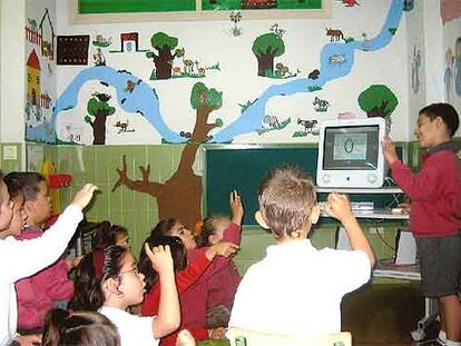 Niños aprendiendo a leer con el método multimedia.
