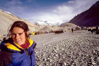 Edurne Pasaban acompaña al alpinista vitoriano Juan Oiarzabal, que capitanea la última expedición de 'Al filo de lo imposible' al Himalaya paquistaní, logrando la cumbre del Gasherbrum I y II.