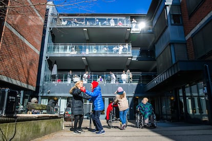 Personas mayores toman el aire en el patio de una residencia en Oslo (Noruega).