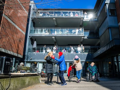 Idosos respiram ar fresco no pátio de uma residência, semana passada, em Oslo (Noruega).