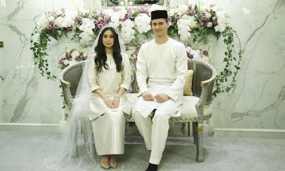 La princesa Tunku Tun Aminah Maimunah Iskandariah Sultan Ibrahim posa junto al holandés Dennis Muhammad Abdullah durante su boda celebrada en Johor Baru (Malasia) este lunes.