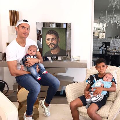 Cristiano Ronaldo quiso recordar a su padre (en la foto) con esta imagen con sus tres hijos (Alana Martina no había nacido) en septiembre.