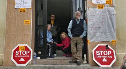 La presi&oacute;n popular paraliza el desahucio de Gisela Bajo Quintana (chaqueta roja) de su vivienda en Valencia.