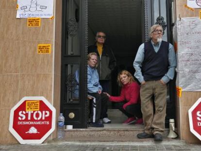 La presión popular paraliza el desahucio de Gisela Bajo Quintana (chaqueta roja) de su vivienda en Valencia.