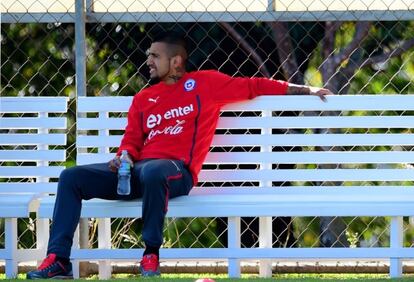 Arturo Vidal descansa durante la sesi&oacute;n de Chile.