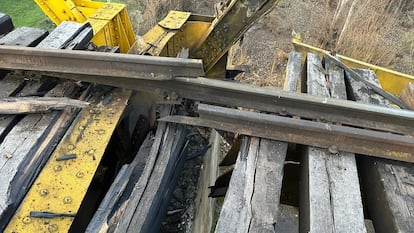 Las vías dañadas del puente ferroviario Itata, en una fotografía de redes sociales.