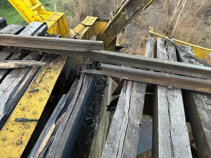 Las vías dañadas del puente ferroviario Itata, en una fotografía de redes sociales.