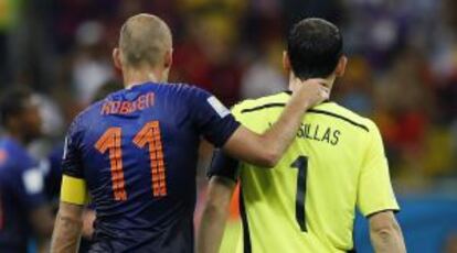 Robben consuela a Casillas tras el partido.