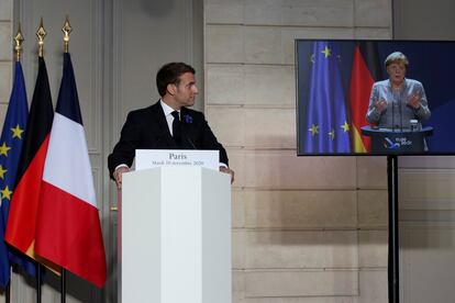 El presidente francés, Emmanuel Macron, escucha a la canciller alemana, Angela Merkel, este martes en la rueda de prensa virtual con líderes europeos celebrada desde París tras una cumbre antiterrorista.