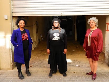 D'esquerra a dreta: Elizabeth Montero Santa, il·lustradora i responsable de la Flor del Tamarindo; Silvia Albert Sopale, activista i actriu, i Karel Mena, gestora cultural; impulsores de l'espai cultural Periferia Cimarronas, a Barcelona.