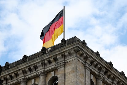 Bandera alemana ondeando en el Parlamento germano.
