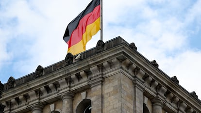 Bandera alemana ondeando en el Parlamento germano.