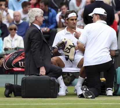 Federer recibe atención médica durante el partido de octavos de final del torneo de Wimbledon