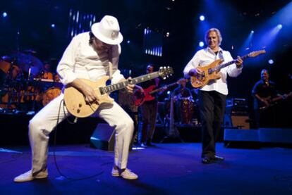 Los guitarristas Carlos Santana (izquierda) y John McLaughlin, sobre el escenario del Festival de Montreux.