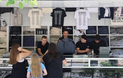 Puesto de venta de camisetas de la gira de Taylor Swift, este miércoles en los aledaños del Bernabeu.