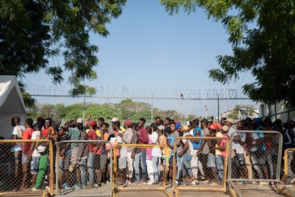 Ciudadanos de Haití cruzan la frontera hacia República Dominicana para comprar necesidades básicas en el Mercado Binacional de Dajabón, el 17 de mayo de 2024.