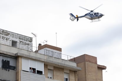 Un helicóptero de la Policía Nacional sobrevolaba este viernes las Tres Mil Viviendas, Sevilla .