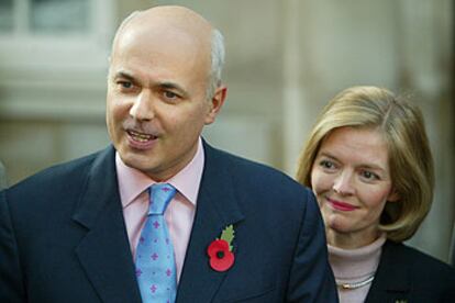 Iain Duncan Smith conversa con los periodistas junto a su mujer, Betsy, ayer en Londres.
/ REUTERS