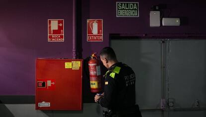 Un policía inspecciona, este martes, un local en Barcelona. 