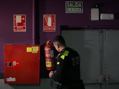 Un policía inspecciona, este martes, un local en Barcelona. 