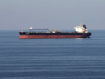 Un petrolero cruza el pasado mes de diciembre el estrecho de Ormuz. 