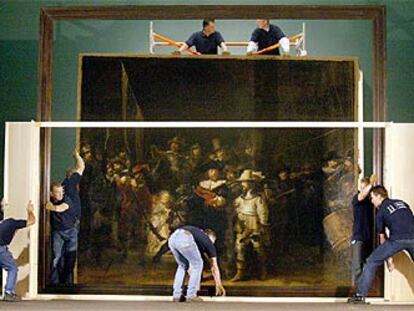Traslado de <i>La ronda de noche,</i> de Rembrant, a su nuevo emplazamiento temporal, en el ala sur Philips.
