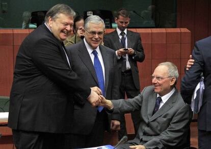 El ministro de Finanzas de Grecia Evangelos Venizelos, el primer ministro Lukas Papademos y el ministro de Finanzas alemán, Wolfgang Schäuble.