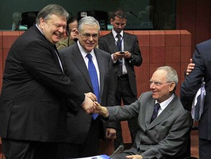 El ministro de Finanzas de Grecia Evangelos Venizelos, el primer ministro Lukas Papademos y el ministro de Finanzas alemán, Wolfgang Schäuble.