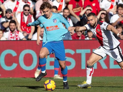 Amat y Griezmann, durante el partido.