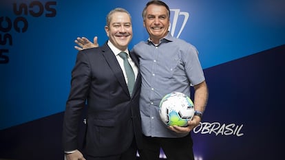 Rogério Caboclo, el presidente de la Confederación Brasileña de Fútbol, junto al presidente Jair Bolsonaro.