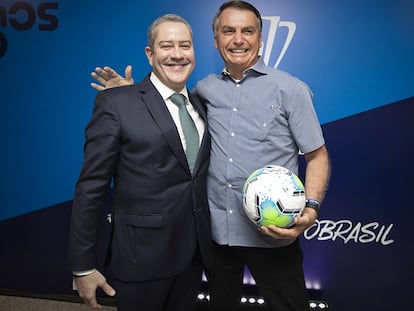 Rogério Caboclo, el presidente de la Confederación Brasileña de Fútbol, junto al presidente Jair Bolsonaro.