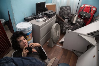 Emilio, un adolescente con autismo, juega en el edificio de la asociación Apapache AC.