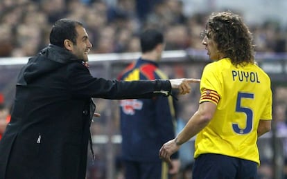 El ex entrenador del Barcelona, Pep Guardiola da instrucciones al capitán Carles Puyol, durante el partido de fútbol de 25ª jornada de la Liga de la temporada 2009. El resultado fue de Atlético de Madrid 4- Barcelona 3.