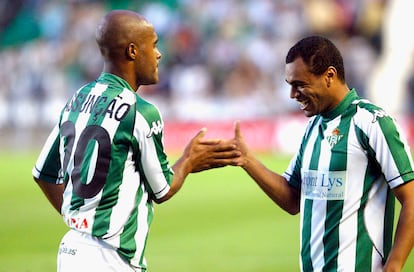 Denilson celebra un gol durante un partido entreel Betis y el Valladolid en la temporada 2003-2004.