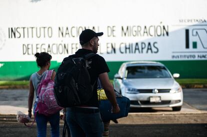 Migrantes cubanos a la entrada de la estación migratoria Siglo XXI, Tapachula, Chiapas.