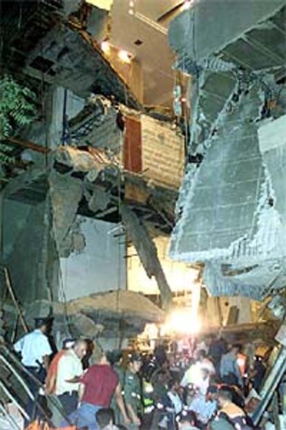 Equipos de rescate israelíes evacuan a las víctimas de un edificio de cinco plantas que se ha derrumbado en Jerusalén.