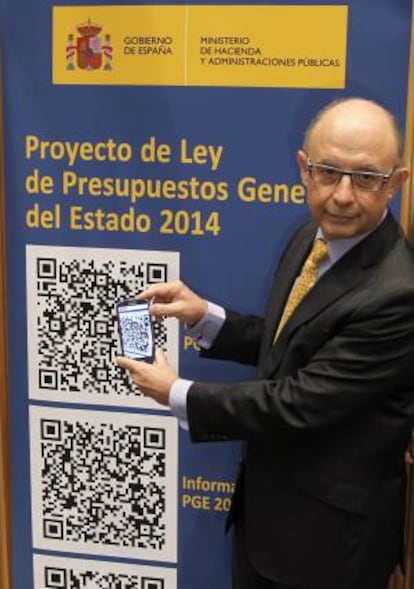 El ministro de Hacienda y Administraciones Públicas, Cristóbal Montoro, durante la conferencia de prensa con motivo de la presentación en el Congreso de los presupuestos generales del Estado de 2014, en la que ha señalado hoy que la estabilidad política cotiza, "y mucho", en los mercados y facilita la recuperación económica de España.