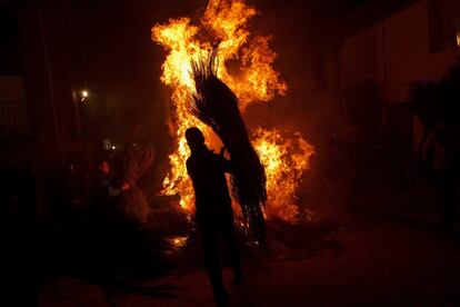 Un vecino de San Bartolomé de Pinares (Ávila) prepara una de las hogueras.