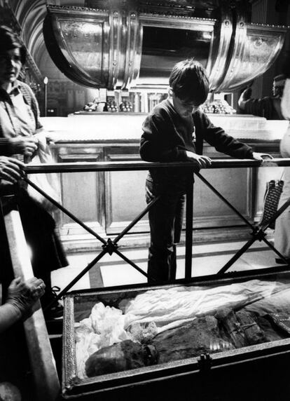 Un niño mira el cuerpo incorrupto del santo patrón de Madrid expuesto en la entonces catedral de San Isidro, en la calle de Toledo, el 14 de mayo de 1982.