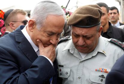 El primer ministro Benjamín Netanyahu y el jefe del Ejército, general Gadi Eizenkot, el miércoles en un acto en el sur de Israel.
 