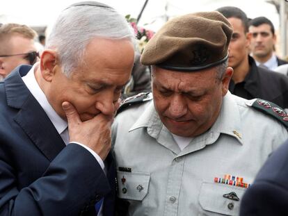 El primer ministro Benjamín Netanyahu y el jefe del Ejército, general Gadi Eizenkot, el miércoles en un acto en el sur de Israel.
 