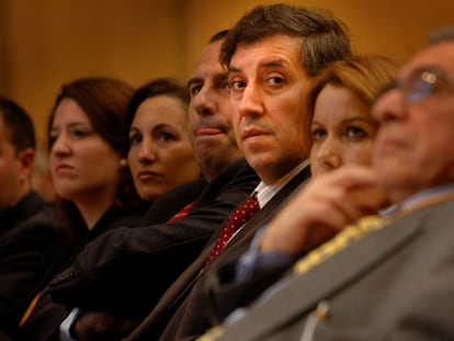 El diputado tránsfuga Francisco Javier Tomás, en el centro, el sábado en el congreso de Coalición Valenciana.