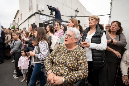 Devotos de la Hermandad de la Entrega a su salida de Guadalcacín, en Jerez de la Frontera (Cádiz).