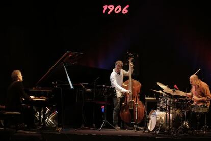 De izquierda a derecha, Brad Mehldau, al piano; Larry Grenadier, al contrabajo; y Jeff Ballard, a la batería.