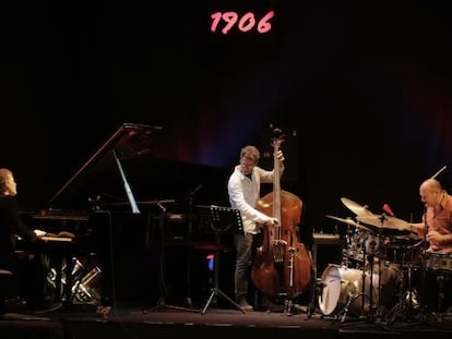 De izquierda a derecha, Brad Mehldau, al piano; Larry Grenadier, al contrabajo; y Jeff Ballard, a la bater&iacute;a.