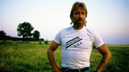 Chuck Norris fotografado em 1985 com uma camiseta de um de seus filmes mais populares, ‘Invasão U.S.A.’