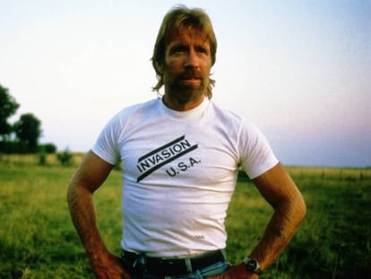 Chuck Norris fotografado em 1985 com uma camiseta de um de seus filmes mais populares, ‘Invasão U.S.A.’