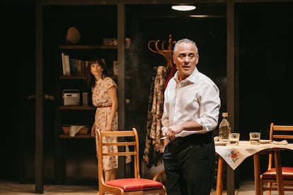 Javier Gutiérrez y Natalia Hernández, en una escena de 'Los yugoslavos', de Juan Mayorga.