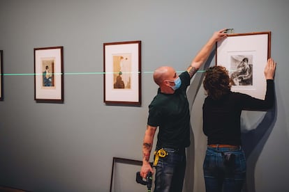 Varios trabajadores del Museo Van Gogh colocan las piezas de Cassatt.